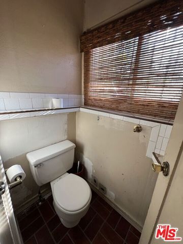 547 N Irving Boulevard, Los Angeles, CA 90004