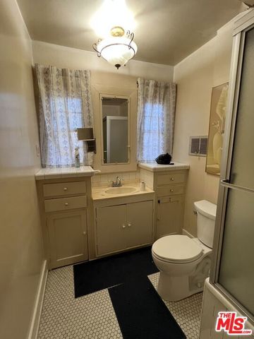 547 N Irving Boulevard, Los Angeles, CA 90004