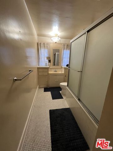 547 N Irving Boulevard, Los Angeles, CA 90004