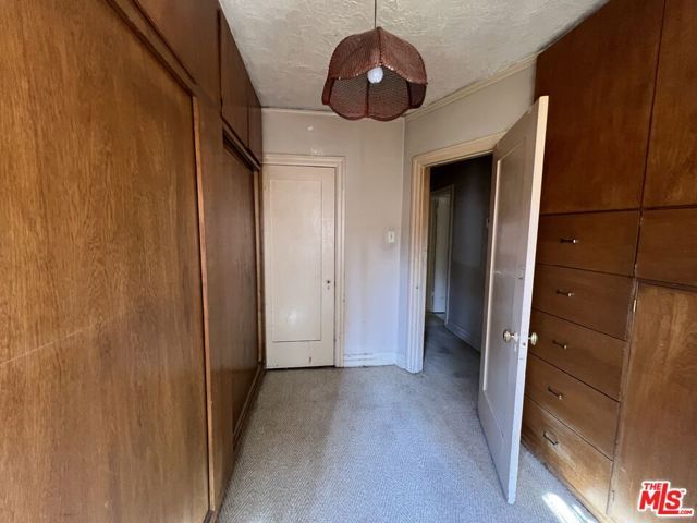 547 N Irving Boulevard, Los Angeles, CA 90004