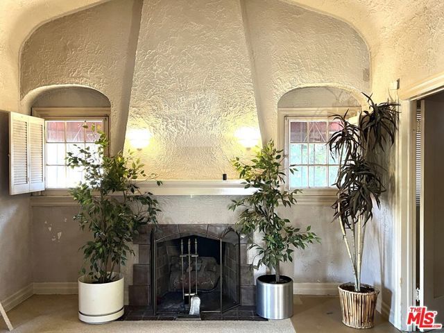 547 N Irving Boulevard, Los Angeles, CA 90004