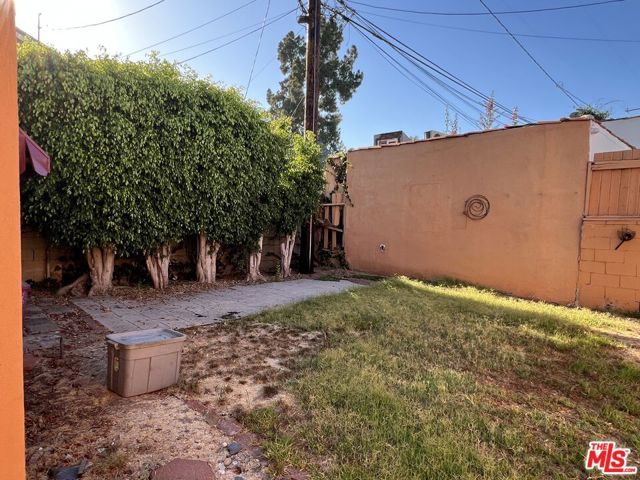 547 N Irving Boulevard, Los Angeles, CA 90004