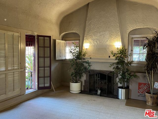 547 N Irving Boulevard, Los Angeles, CA 90004