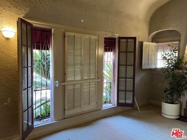 547 N Irving Boulevard, Los Angeles, CA 90004