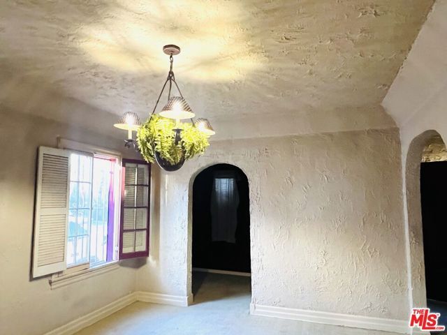 547 N Irving Boulevard, Los Angeles, CA 90004