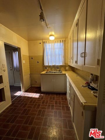547 N Irving Boulevard, Los Angeles, CA 90004