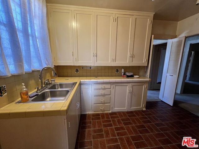 547 N Irving Boulevard, Los Angeles, CA 90004