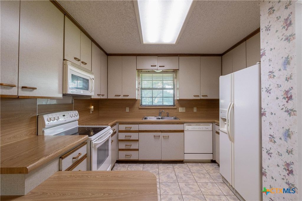 Image 15 of property listing at 3065 Summit Drive, Belton, TX 76513