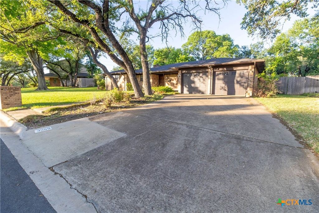 Image 4 of property listing at 3065 Summit Drive, Belton, TX 76513