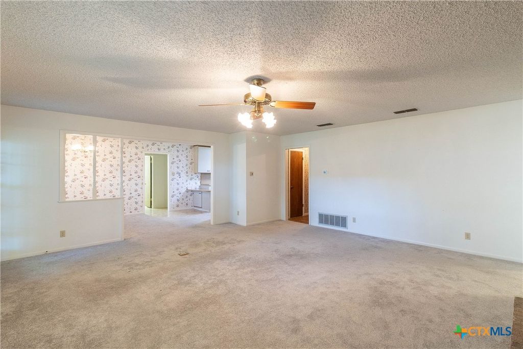Image 9 of property listing at 3065 Summit Drive, Belton, TX 76513