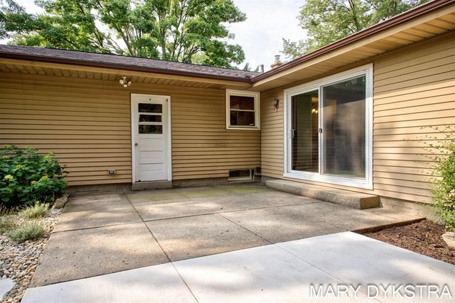 585 Huizenga Avenue, Zeeland, MI 49464