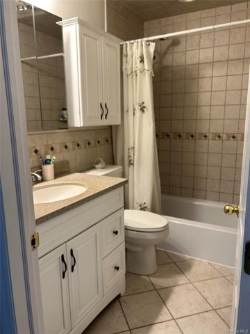 233B Springmeadow Drive B, Holbrook, NY 11741