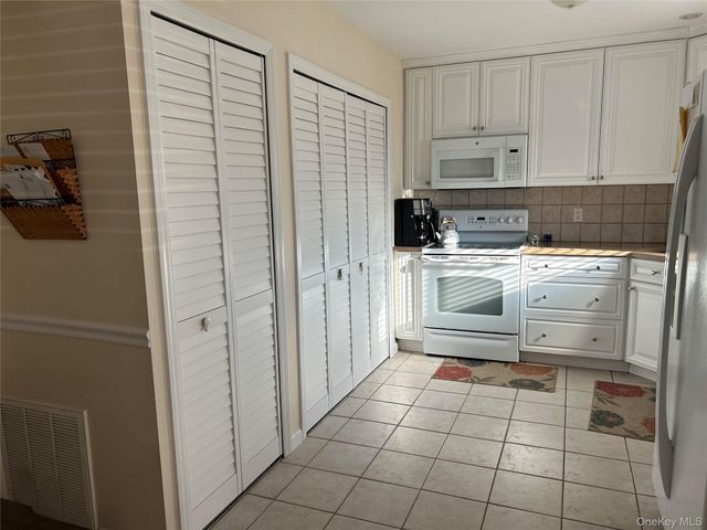 233B Springmeadow Drive B, Holbrook, NY 11741