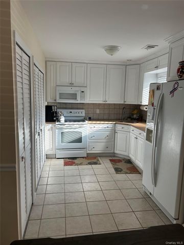 233B Springmeadow Drive B, Holbrook, NY 11741