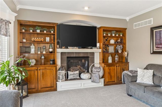 661 N Poplar Circle, Gardner, KS 66030