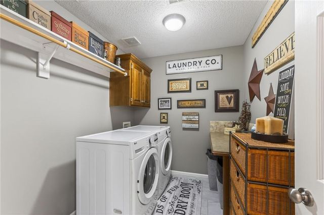 661 N Poplar Circle, Gardner, KS 66030