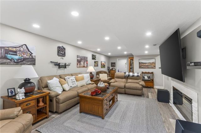 661 N Poplar Circle, Gardner, KS 66030