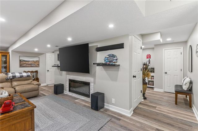 661 N Poplar Circle, Gardner, KS 66030