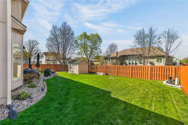 661 N Poplar Circle, Gardner, KS 66030