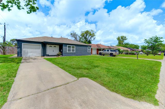 7318 Hummingbird Lane, Texas City, TX 77591