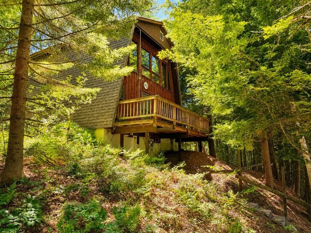 1018 South Hill Road, Jamaica, VT 05343
