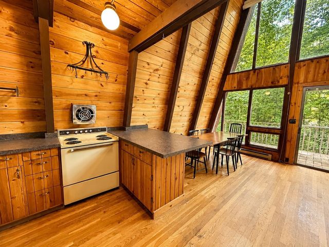 1018 South Hill Road, Jamaica, VT 05343