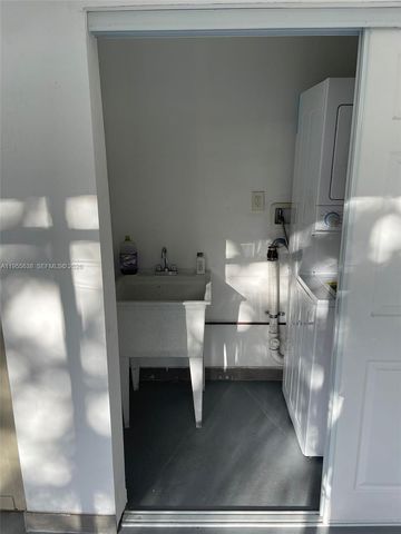 2375 NE 185th St, Miami, FL 33180