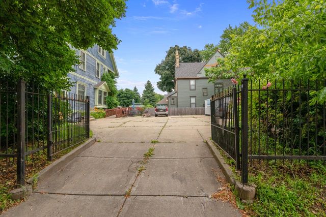 1016 N 29th STREET, Milwaukee, WI 53208