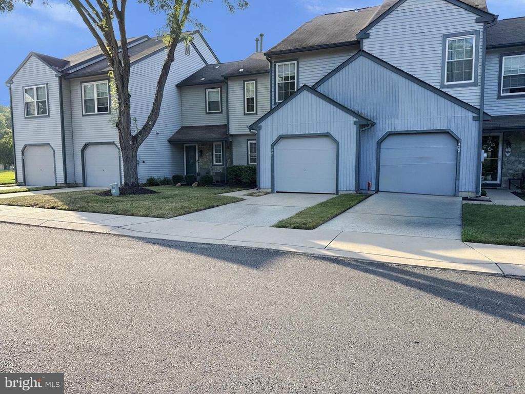 421 JAMESTOWN CT, Mount Laurel, NJ 08054