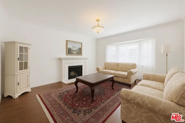 21620 Burbank Boulevard 9, Woodland Hills (los Angeles), CA 91367