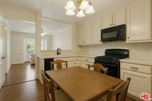 21620 Burbank Boulevard 9, Woodland Hills (los Angeles), CA 91367