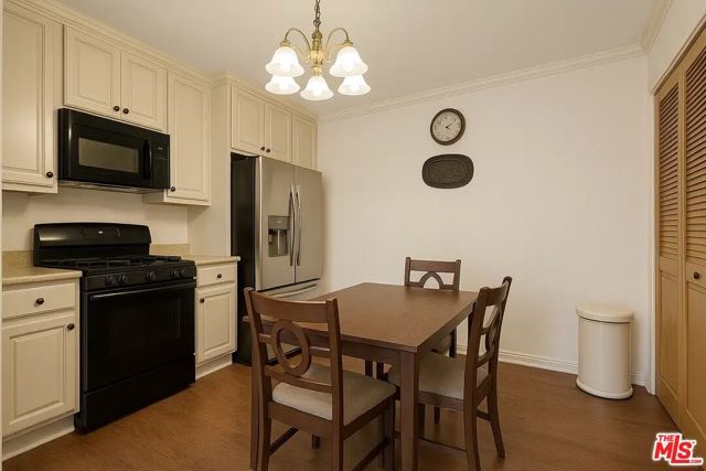 21620 Burbank Boulevard 9, Woodland Hills (los Angeles), CA 91367