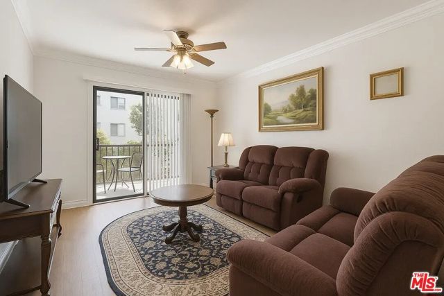 21620 Burbank Boulevard 9, Woodland Hills (los Angeles), CA 91367