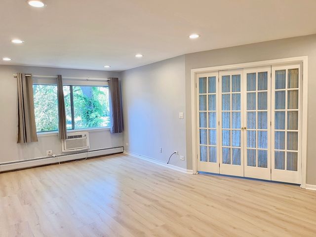 706 E Algonquin Road 204, Arlington Heights, IL 60005