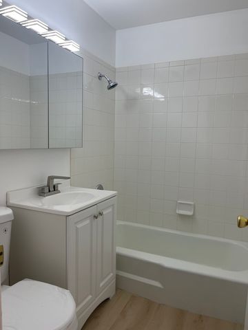 706 E Algonquin Road 204, Arlington Heights, IL 60005