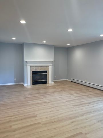 706 E Algonquin Road 204, Arlington Heights, IL 60005