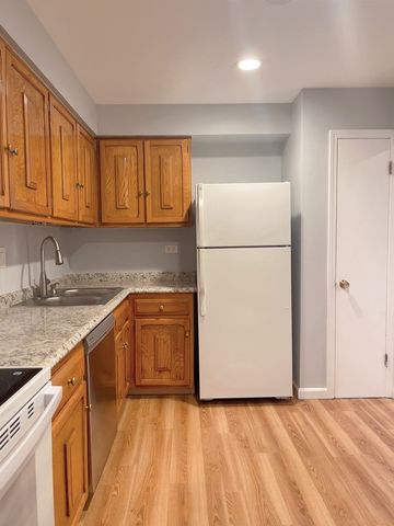 706 E Algonquin Road 204, Arlington Heights, IL 60005
