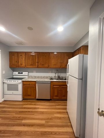706 E Algonquin Road 204, Arlington Heights, IL 60005
