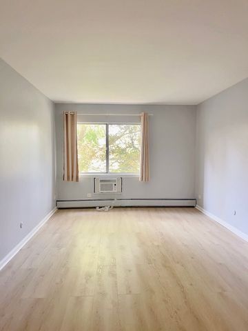 706 E Algonquin Road 204, Arlington Heights, IL 60005