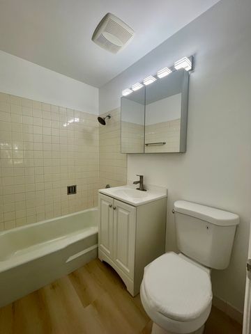 706 E Algonquin Road 204, Arlington Heights, IL 60005