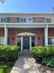 706 E Algonquin Road 204, Arlington Heights, IL 60005