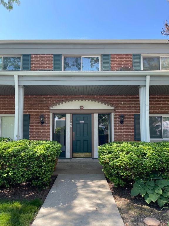 706 E Algonquin Road 204, Arlington Heights, IL 60005