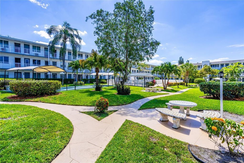 15610 NE 6th Ave 32D, Miami, FL 33162