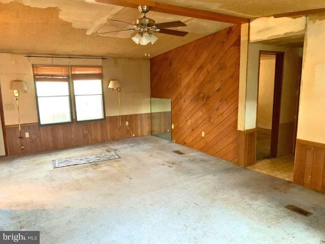 8 MIDLAND DR, Millersburg, PA 17061