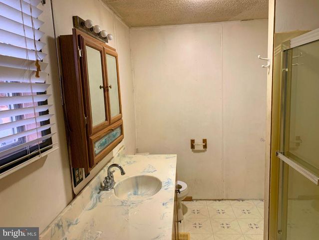 8 MIDLAND DR, Millersburg, PA 17061