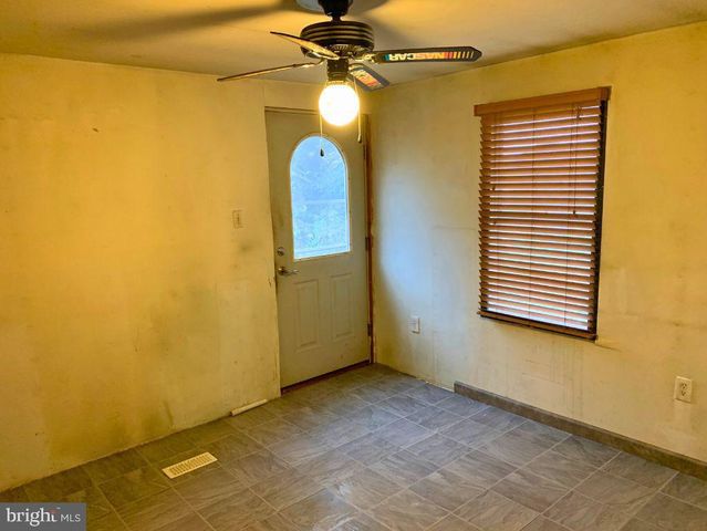 8 MIDLAND DR, Millersburg, PA 17061