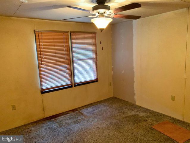 8 MIDLAND DR, Millersburg, PA 17061