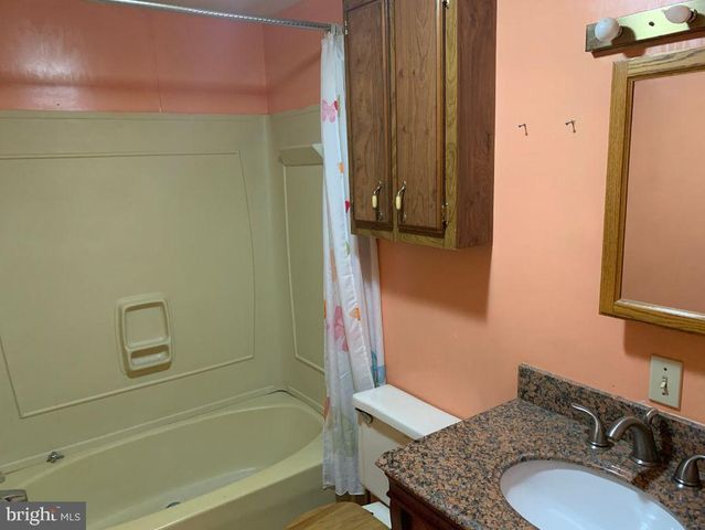 8 MIDLAND DR, Millersburg, PA 17061