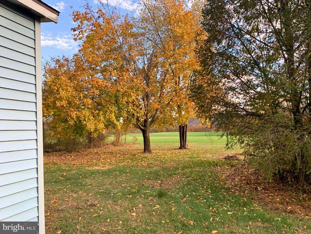 8 MIDLAND DR, Millersburg, PA 17061