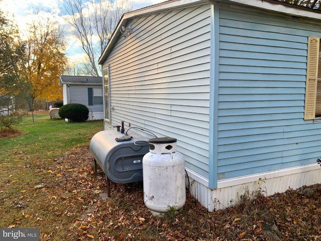 8 MIDLAND DR, Millersburg, PA 17061